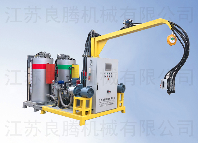 方向盤(pán)PU自結(jié)皮高壓發(fā)泡機(jī)